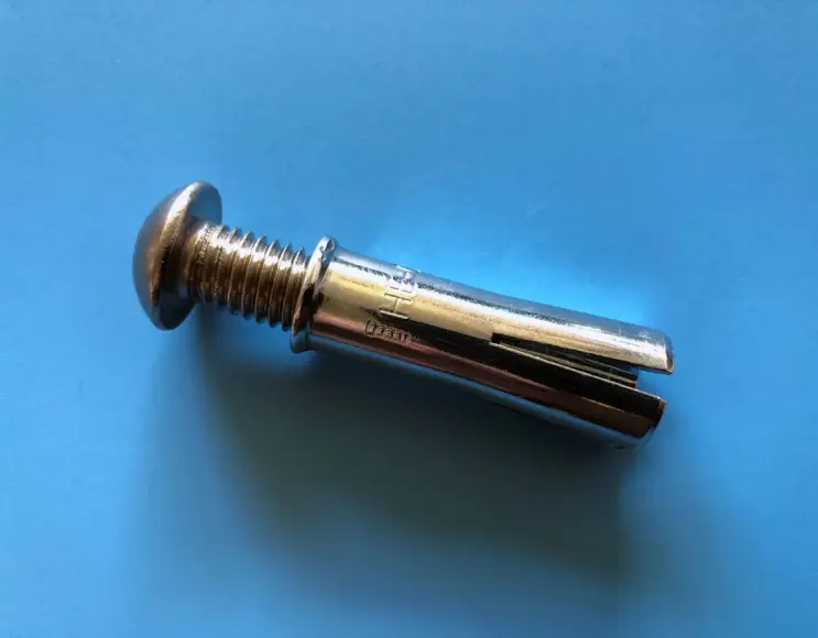 Screw anchor for swimming pools