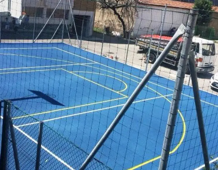 Green fence basketball net