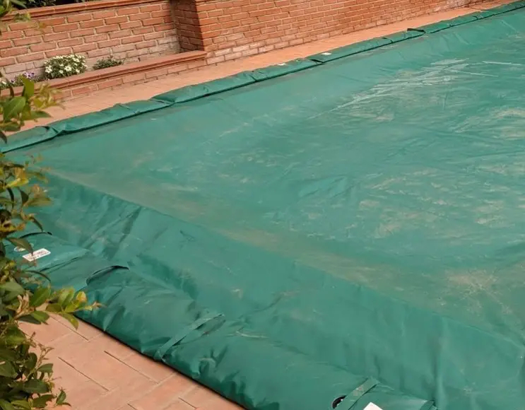 Pool cover in pvc 650 gr with predisposition for water pockets