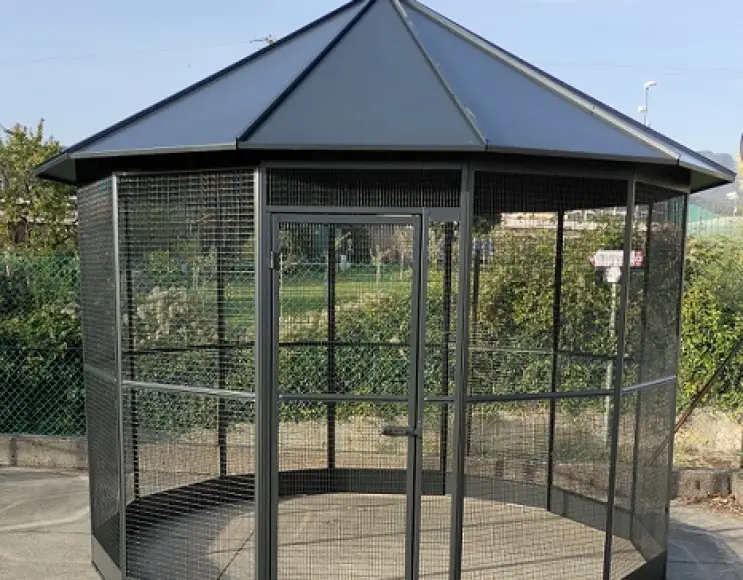 12-sided aviary with side 85 cm x 200 cm h.